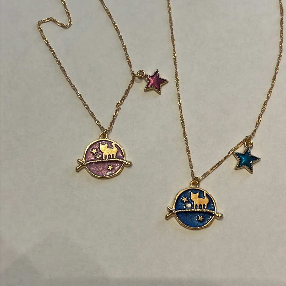 Purple and blue kitten pendant with stars. Gold finish.